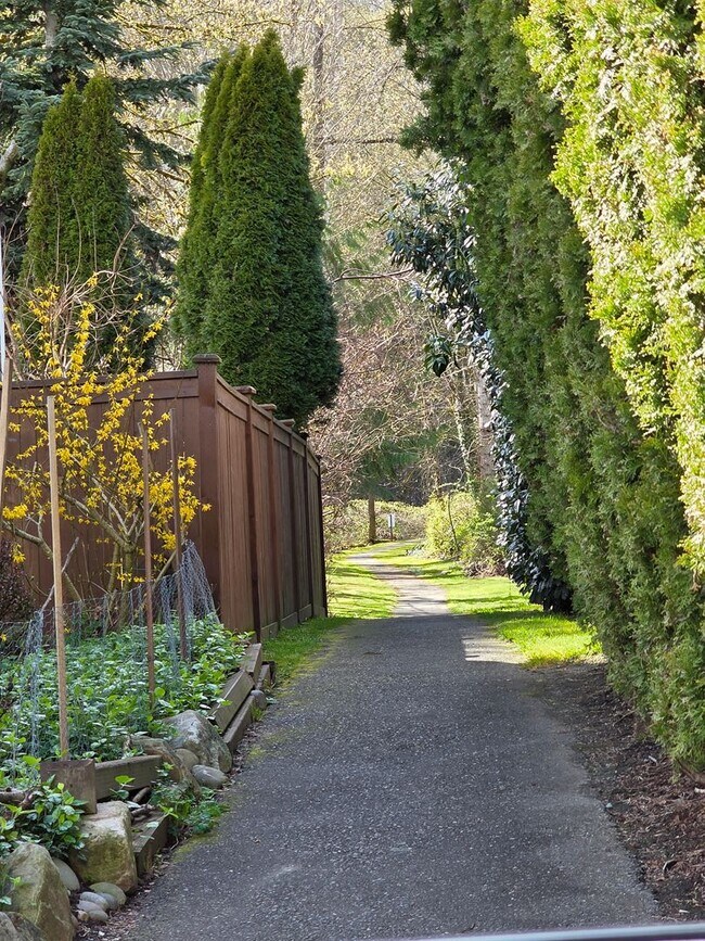 Building Photo - Kent Cypress Cove at the Lakes home - 3 bedroom 2.5 bath with 2 car garage - Available NOW.