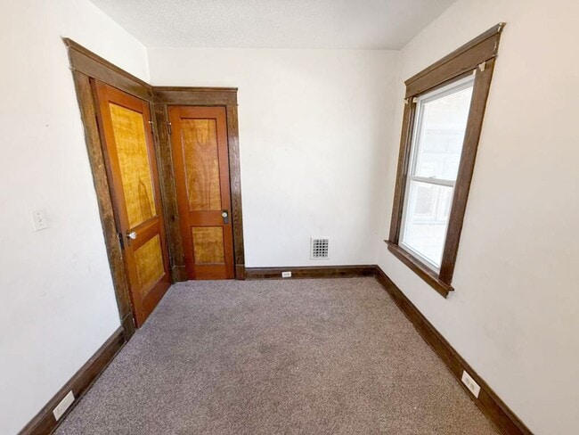 Building Photo - 4 BED 1 BATH SINGLE FAMILY HOME IN CLEVELAND!