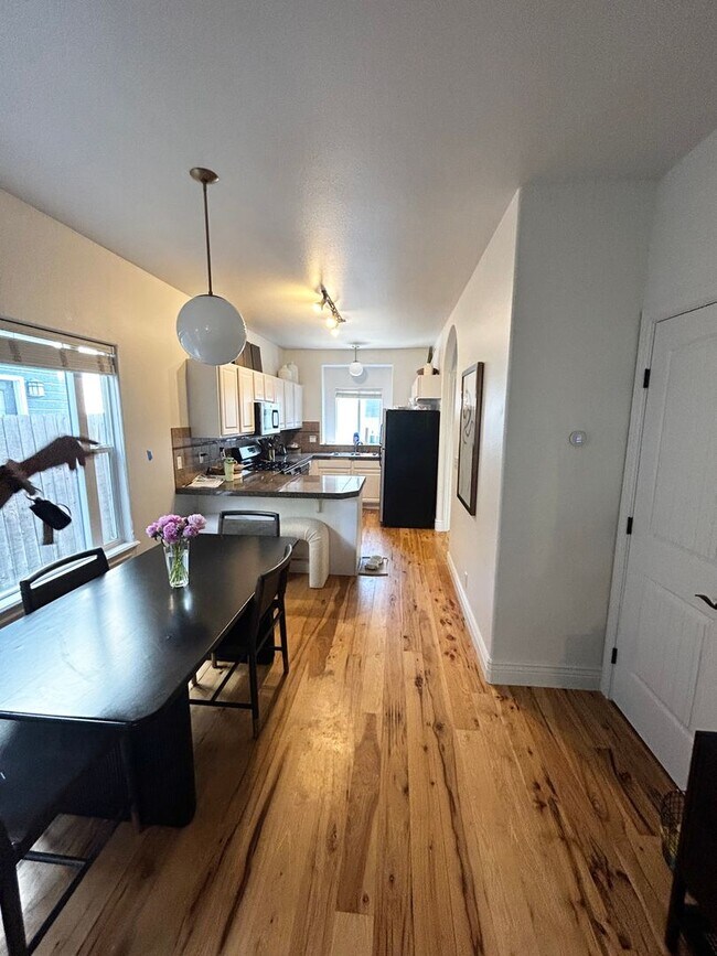 Building Photo - Charming 3-Bedroom home with 2 car garage in Prime Location