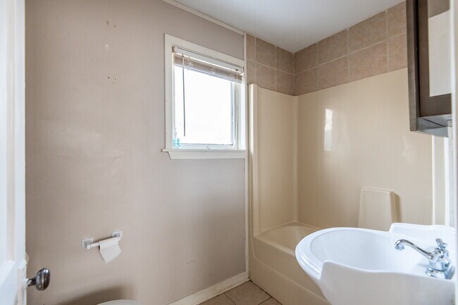 Building Photo - 2 bedroom for Lease
