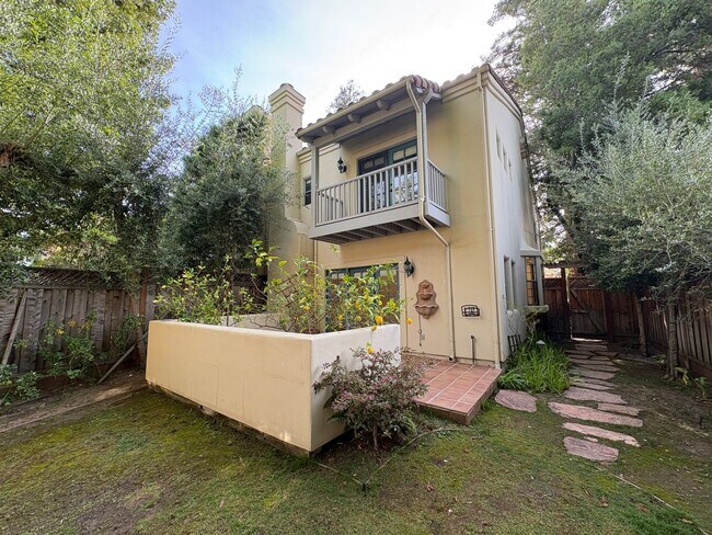 Building Photo - Spacious and Inviting 3-Bedroom, 2.5-Bath Townhome in the Heart of Menlo Park
