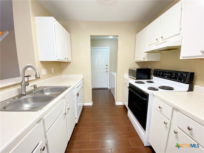 Building Photo - 833 Sagewood Trail