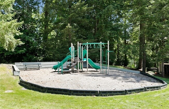 Building Photo - 4727 W Lake Sammamish Pkwy SE