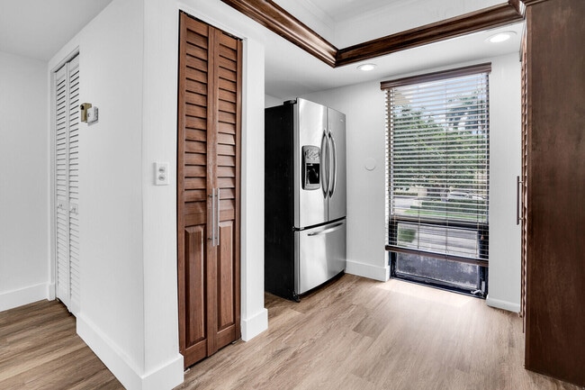 Building Photo - 1701 Presidential Way