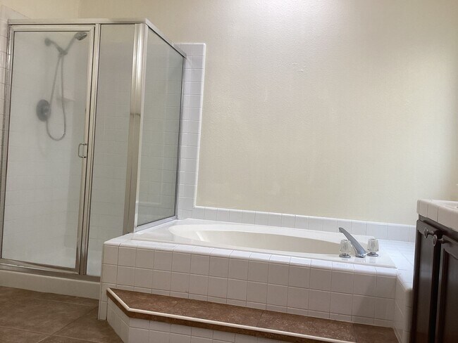 Building Photo - 7526 N Ellendale Ave