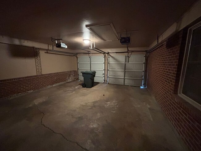 Building Photo - Large home in Brooadmor!