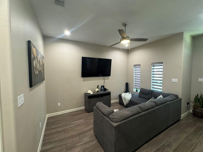 Building Photo - 504 Graneros Ave