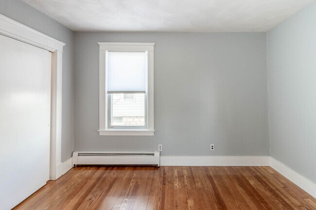 Building Photo - 572 Gaskill St