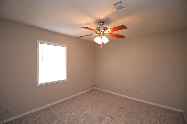 Building Photo - Updated 1-Bedroom Duplex in Bellview – New...