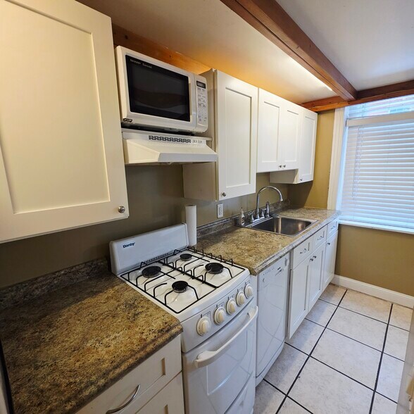 Building Photo - 322 W George St