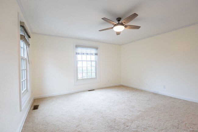 Building Photo - Charming 3 BR/2.5 BA 2-Level Condo in Cath...