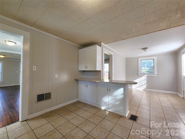 Building Photo - 317 Westview St