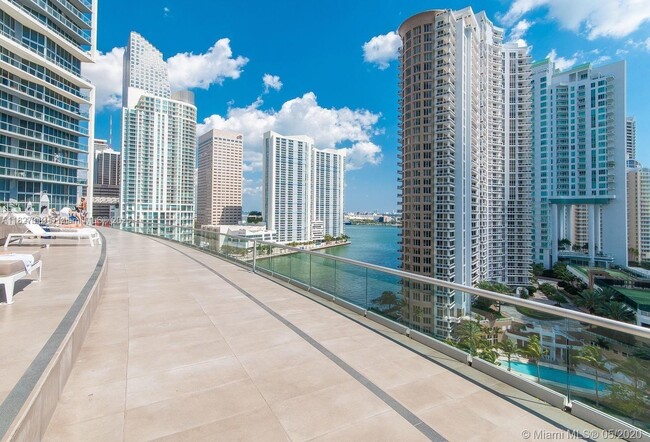 Building Photo - 495 Brickell Ave