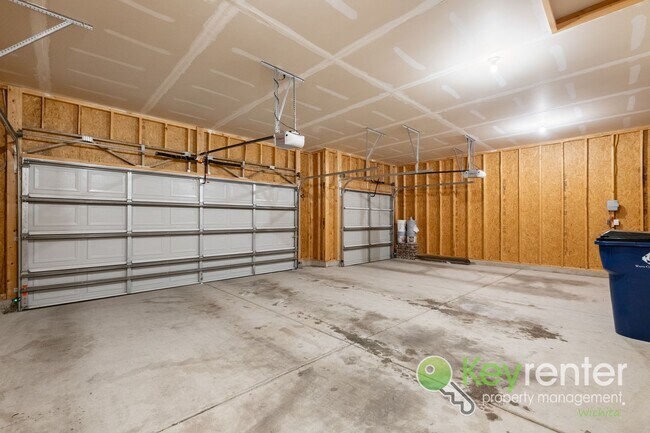 Building Photo - Newly Built 3 Bedroom Beauty: Lawn care and trash included!