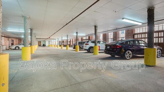 Building Photo - 200 River Pl Dr