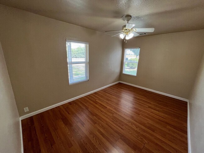 Building Photo - Strathmore House, Move In Ready!