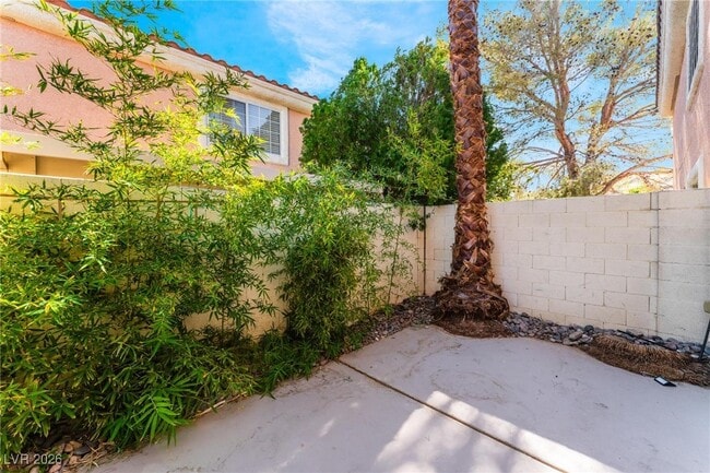 Building Photo - 8449 Majestic View Ave