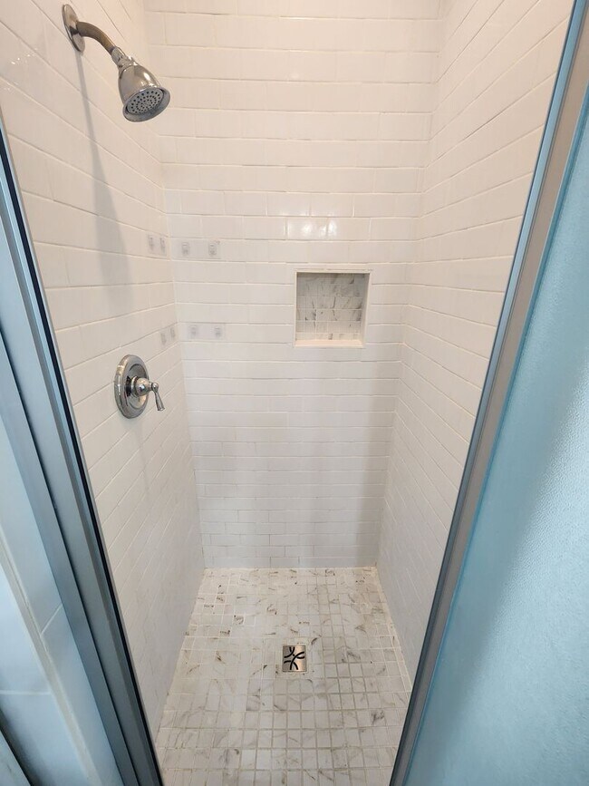 Building Photo - **FIRST MONTH RENT FREE**Charming 3 Bedroom/2 Bathroom with off street parking in Downtown Savann...