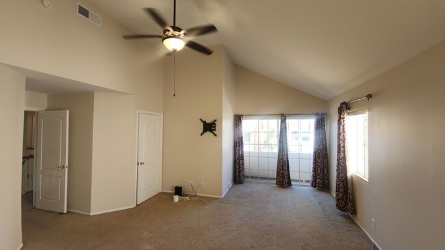 Building Photo - Amazing 2 story 4 bedroom home in Simi Val...