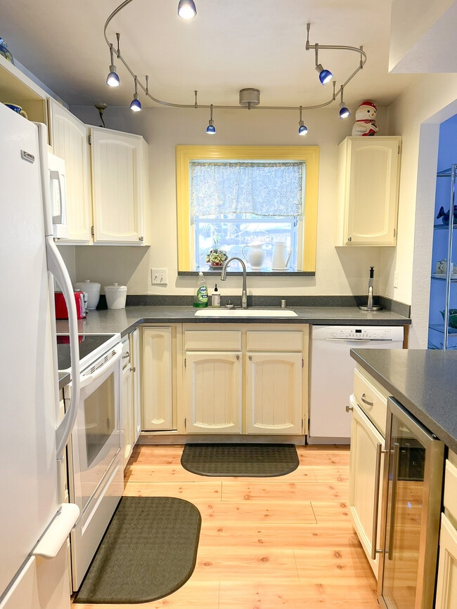 Building Photo - 5703 Jennifer Cir