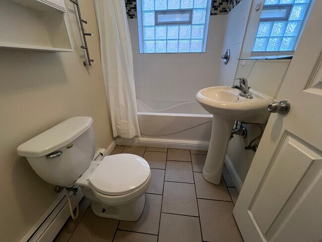 Building Photo - 1946 Euclid Ave