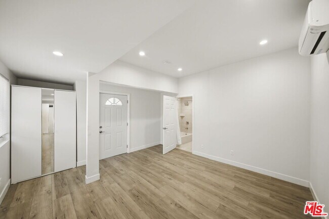 Building Photo - 2910 S Budlong Ave