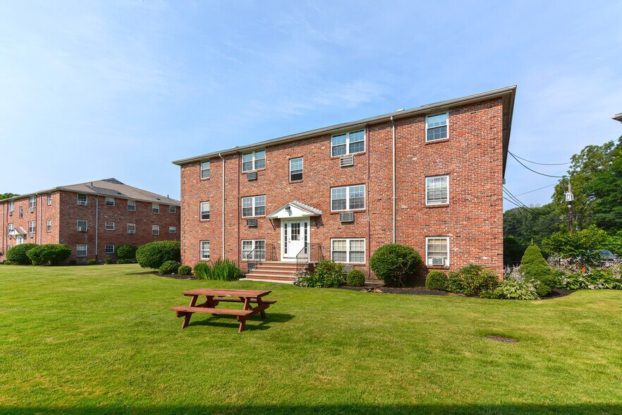 Building Photo - 4 Colonial Village Dr