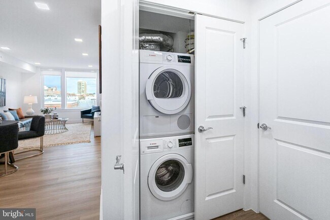 Building Photo - 701 N Henry St