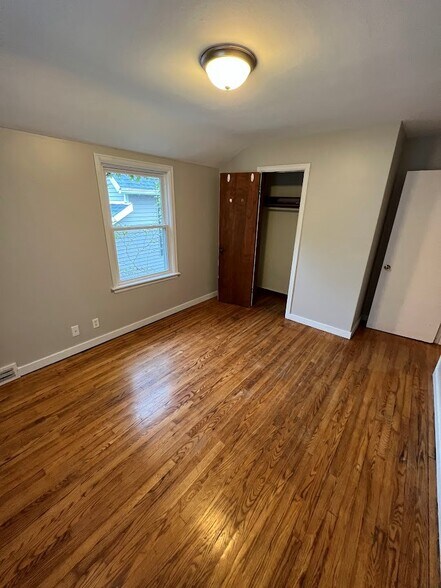 Building Photo - 1116 E Dayton St
