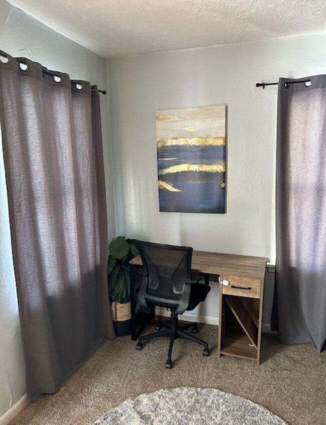 Building Photo - Charming 2 Bed, 1 Bath Home with Fenced Ya...