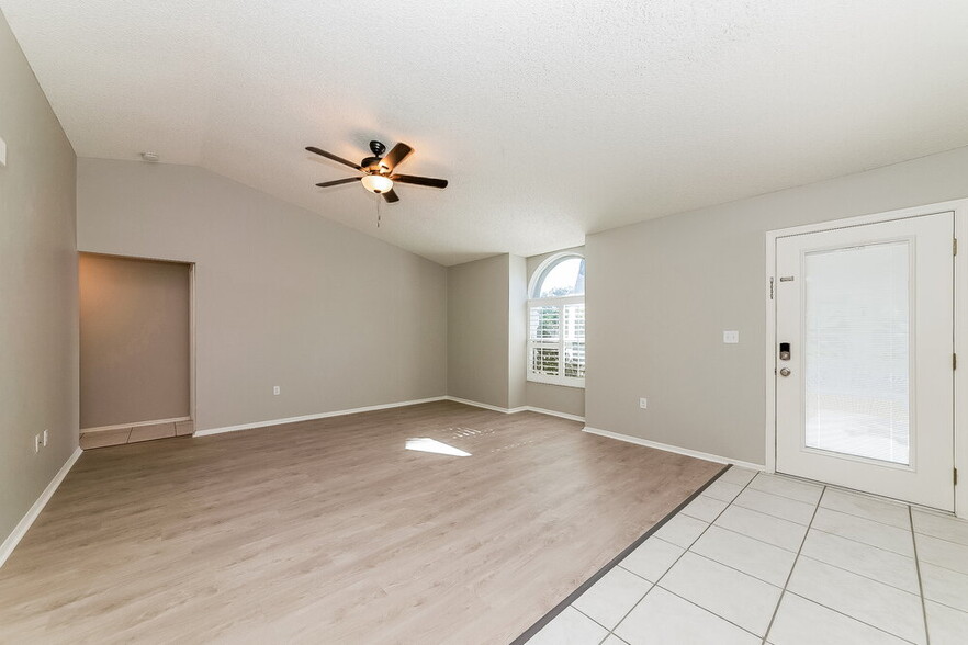 Building Photo - 6202 65th Ct E