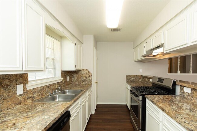 Building Photo - 2555 Halstead Dr