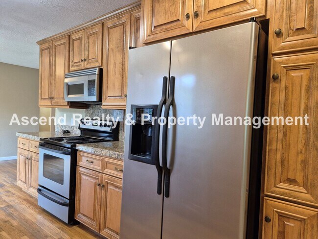 Building Photo - Available Now Prime Terra Linda Location One Level Home Large Fenced Yard & Attached Garage Walk ...