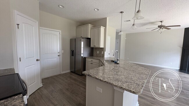 Building Photo - RATE DROP ALERT (was $2400/month) and SUMM...