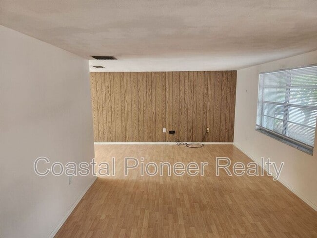 Building Photo - 5823 Elm St