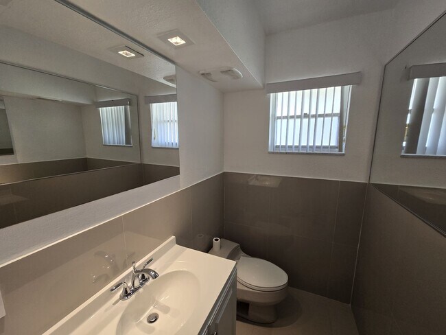 Building Photo - 2-Bed, 2-Bath Miami Condo in HOA Community – Pool, Laundry On-Site