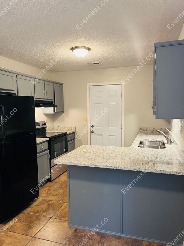 Building Photo - 7091 Hampton Dr