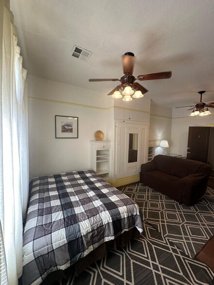 Building Photo - 517 Sullivan St