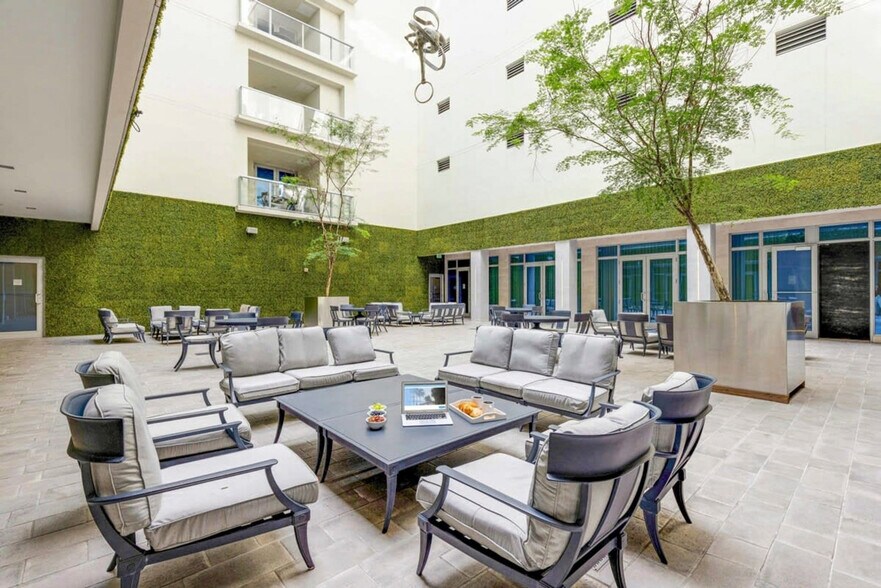 Building Photo - 777 N Ocean Dr