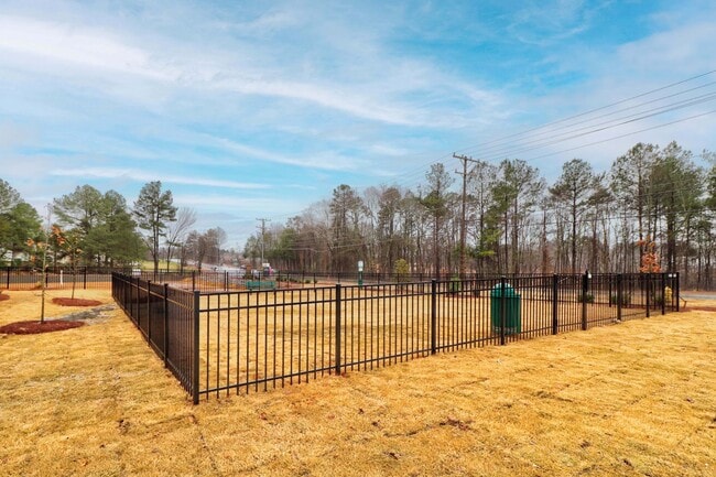 Building Photo - 2 Bedroom / 2.5 Bathroom Townhouse in Concord