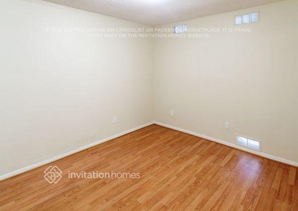 Building Photo - 621 NE Helicon Ln