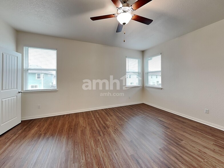 Building Photo - 2717 Lillybrook Ln