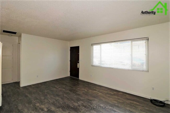 Building Photo - 5375 Rosswood St