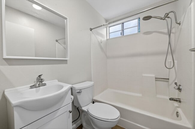 Building Photo - Spacious 3-Bedroom Townhome in Orangethorp...
