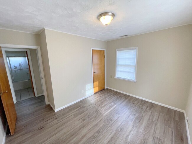 Building Photo - Nice 2-Bedroom Home Available in Quiet Neighborhood in Northwest Goshen