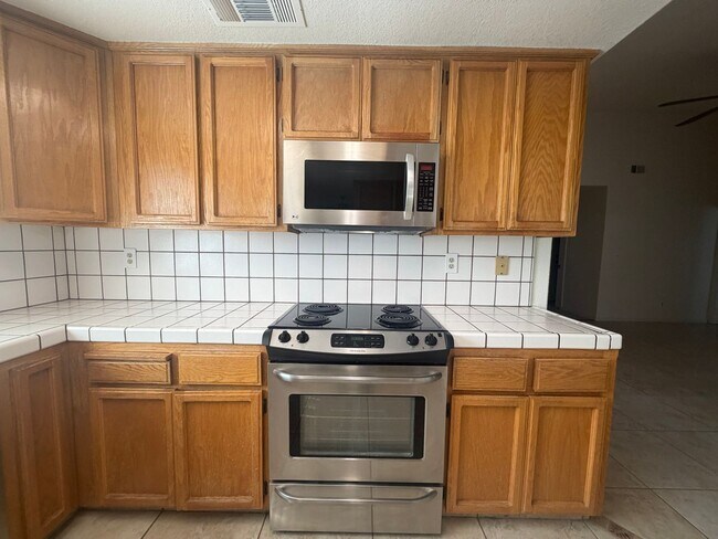 Building Photo - Single story near freeway access and major shopping!