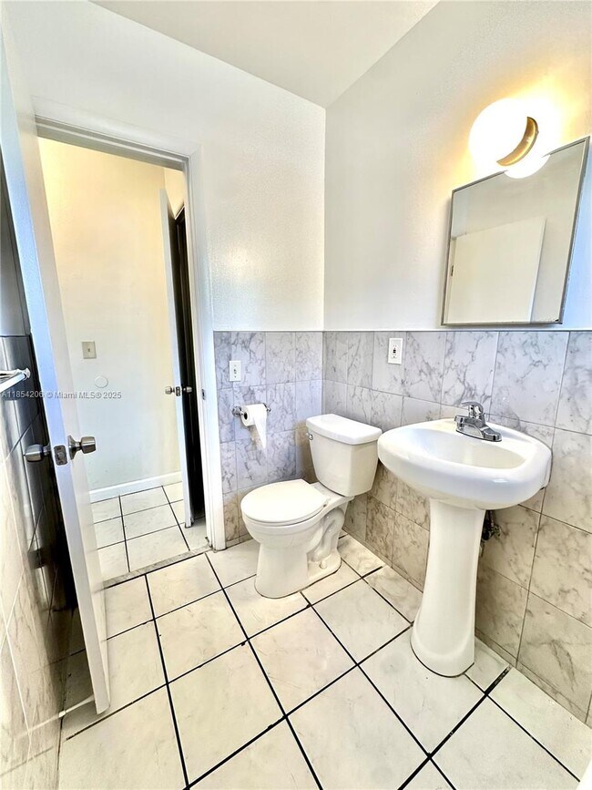 Building Photo - 15002 NE 11th Ct