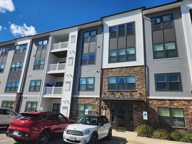 Building Photo - Chesterfield-Midlothian Area- Modern Condo