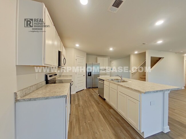 Building Photo - Spacious 5-Bedroom Home in Heritage Planta...