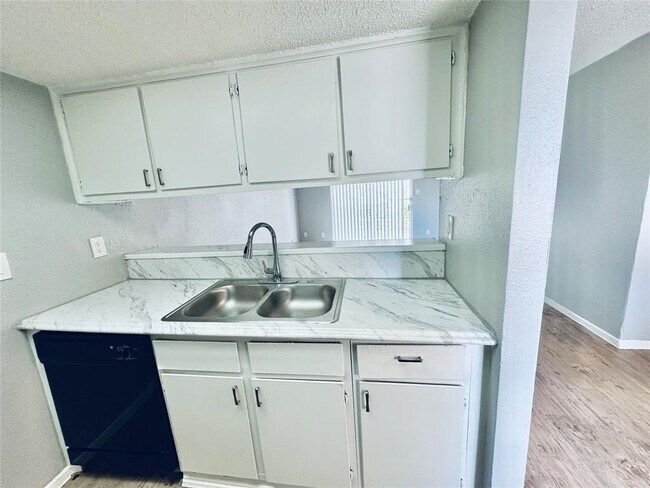 Building Photo - 1912 Valley Hill Cir